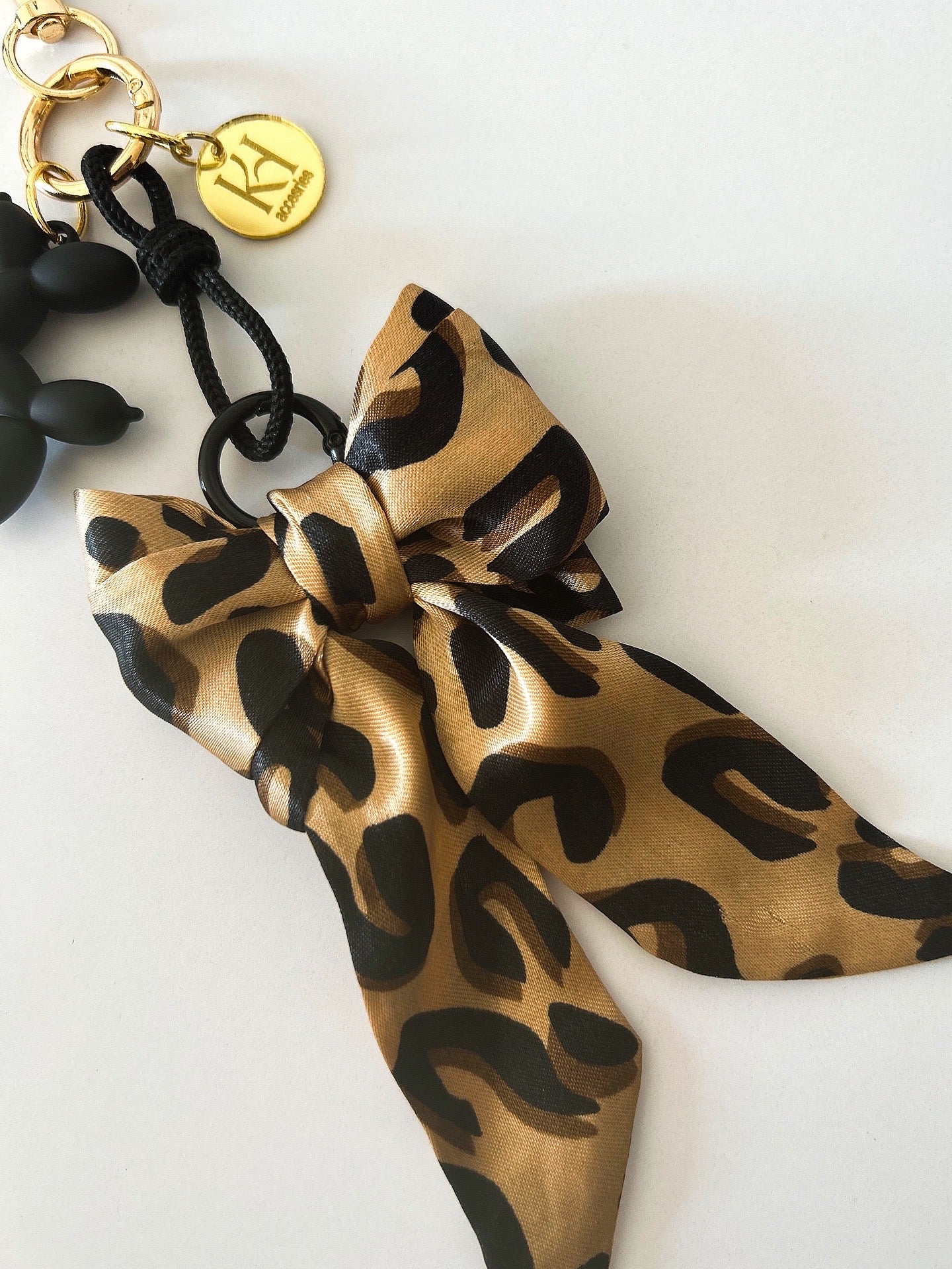 Tiger ribbon with black dog