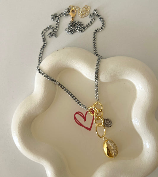 Mixed necklace with golden shell