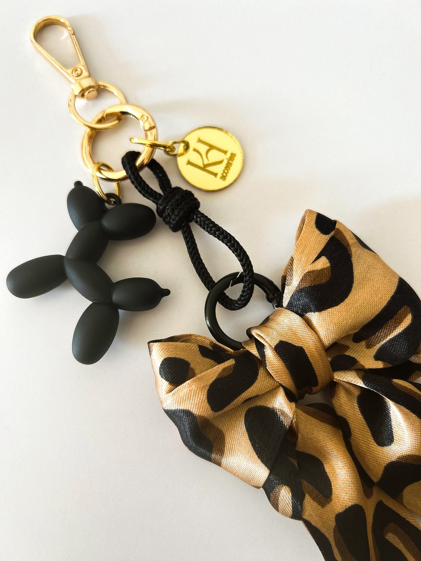 Tiger ribbon with black dog