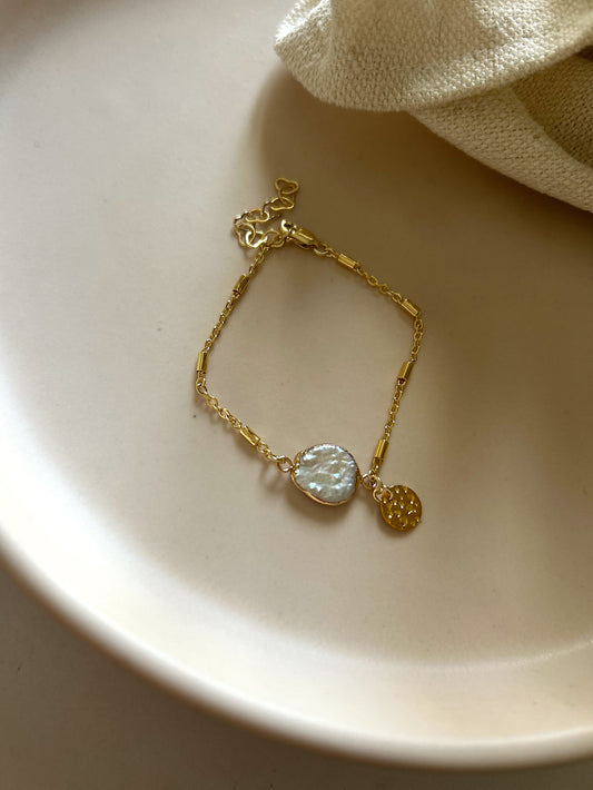 Elegant pearl bracelet