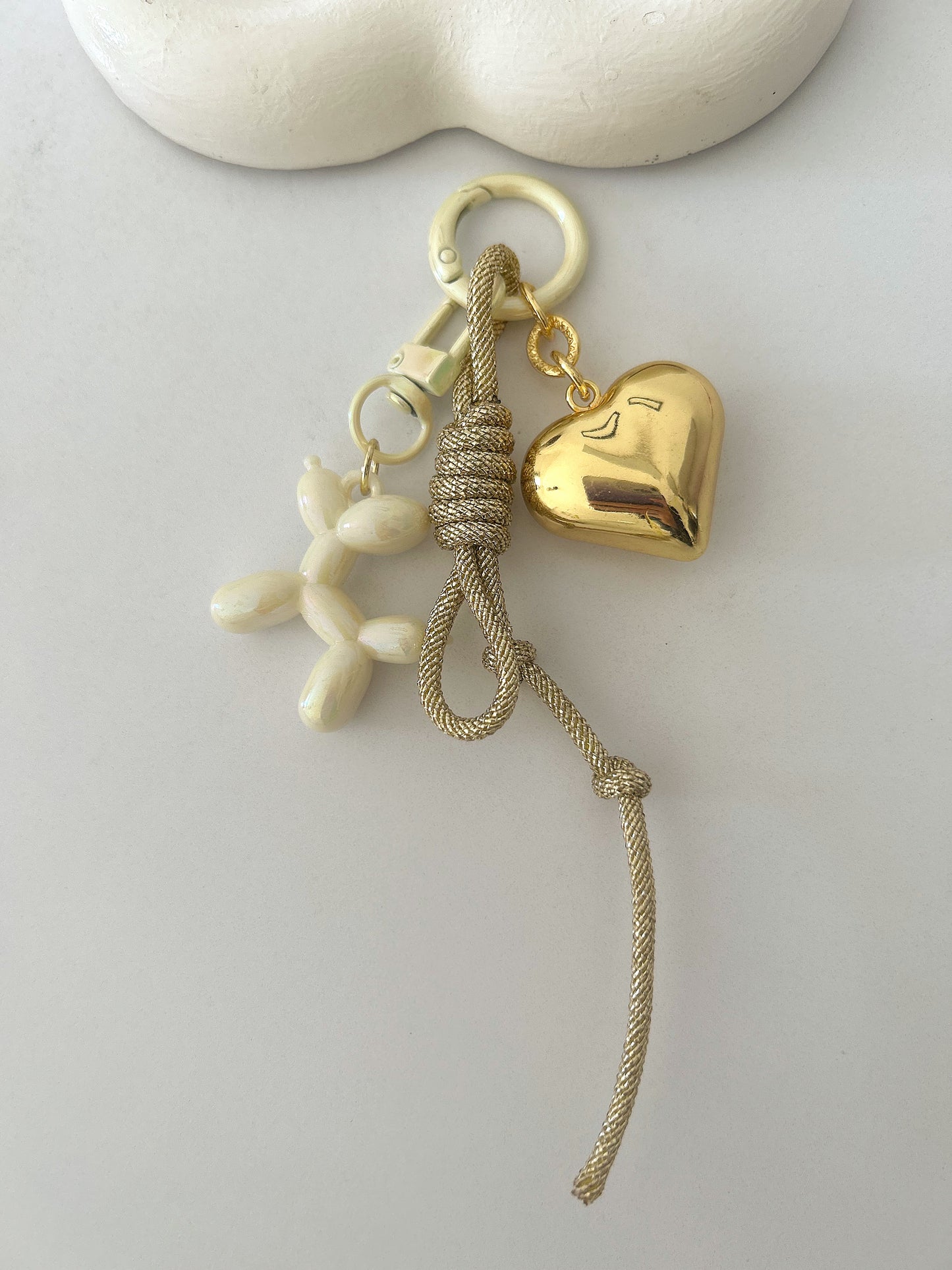 Golden bestie with creamy balloon dog